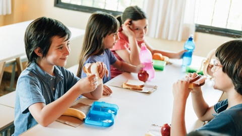 Des enfants partagent leur repas de midi à la cantine scolaire en mode "zéro déchet"